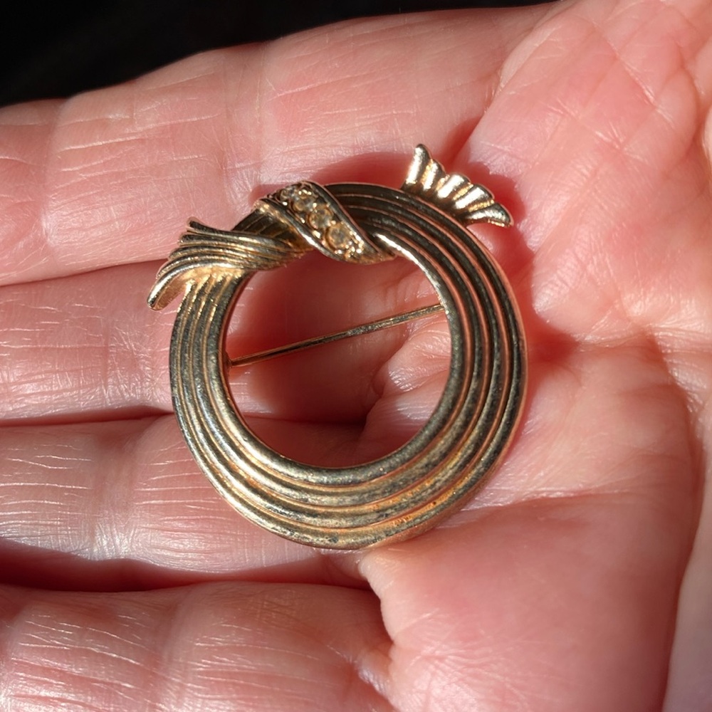 Vintage gold tone Avon pin